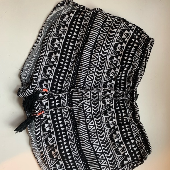 black and white aztec patterned shorts - Picture 1 of 2
